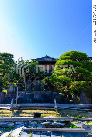 秋晴れ光芒を背景に映える秋の日本庭園風景「旧細川刑部邸」竹あかり 限定公開 熊本市 秋晴れ光芒を背景に映える秋の日本庭園風景「旧細川刑部邸」竹あかり 限定公開 熊本市 121754333