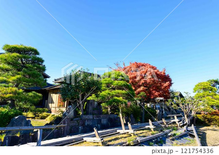 秋晴れ光芒を背景に映える秋の日本庭園風景「旧細川刑部邸」竹あかり　限定公開　熊本市 121754336
