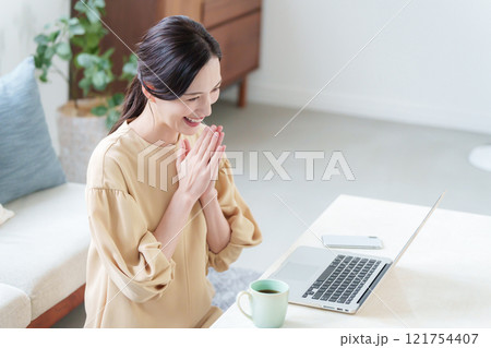 家でパソコンで仕事する女性 121754407