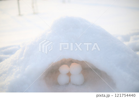 かまくらの温もり。。 かまくらの温もり。。 121754440