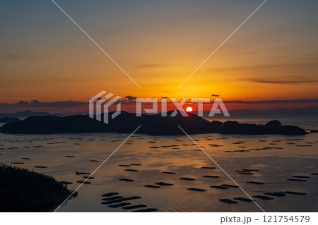 岡山県瀬戸内市　虫明湾の日の出 121754579