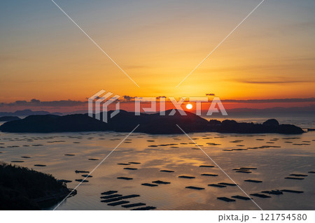 岡山県瀬戸内市 虫明湾の日の出 岡山県瀬戸内市 虫明湾の日の出 121754580