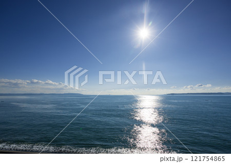 太陽と海と輝く太陽 121754865