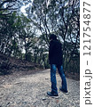 登山する男性 121754877