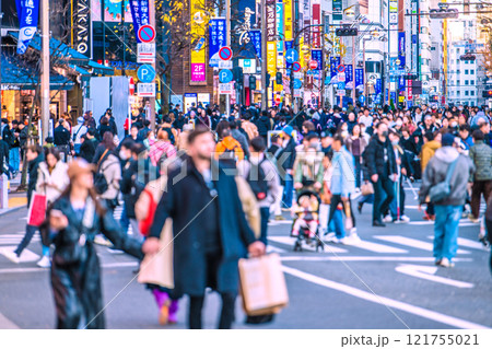 日本の東京都市景観コロ5年公表から…年の瀬の新宿駅東口で歩行者天国。脅威の人流…光溢れる未来へ 日本の東京都市景観コロ5年公表から…年の瀬の新宿駅東口で歩行者天国。脅威の人流…光溢れる未来へ 121755021