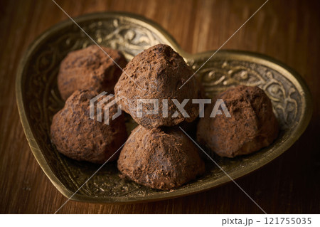 ハート型の器に盛り付けられたトリュフチョコレート 121755035