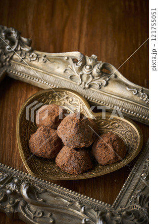 ハート型の器に盛り付けられたトリュフチョコレート 121755051