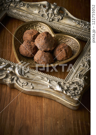 ハート型の器に盛り付けられたトリュフチョコレート 121755052
