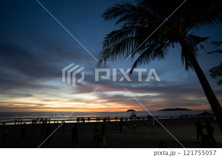 夕焼けを眺める人々 121755057