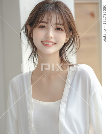 笑顔がかわいい日本人の女性 121755080