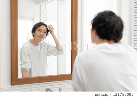 洗面所で鏡を見る男性 121755093