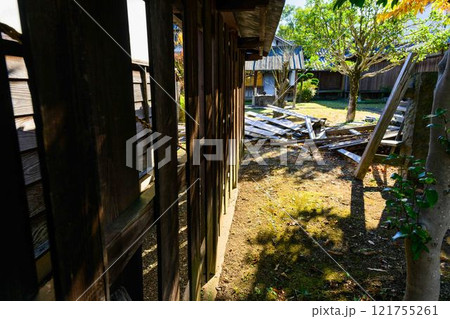 秋晴れ光芒を背景に映える秋の日本庭園風景「旧細川刑部邸」竹あかり　限定公開　熊本市 121755261
