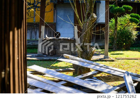 秋晴れ光芒を背景に映える秋の日本庭園風景「旧細川刑部邸」竹あかり　限定公開　熊本市 121755262