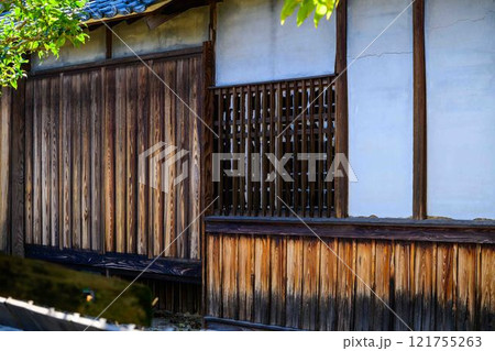秋晴れ光芒を背景に映える秋の日本庭園風景「旧細川刑部邸」竹あかり　限定公開　熊本市 121755263