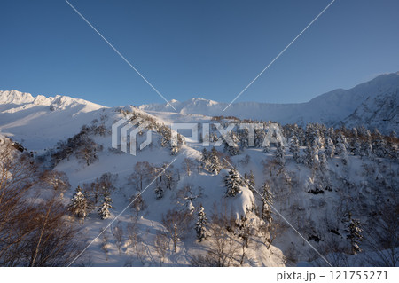 凍結した北大雪の山々 121755271