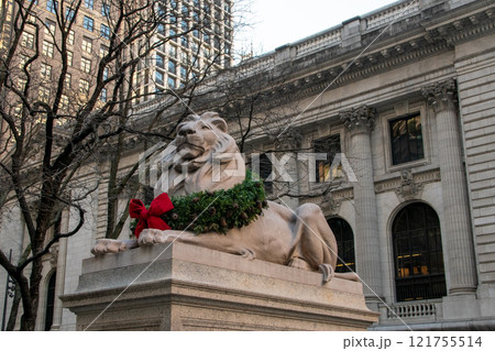Lion statue at the entrance to New York City Public Library, 5th Avenue, Manhattan, NYC, USA Lion statue at the entrance to New York City Public Library, 5th Avenue, Manhattan, NYC, USA 121755514