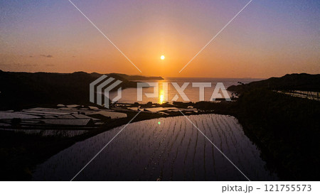 棚田に沈む夕日 121755573