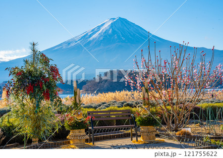 富士山と門松　日本のお正月　河口湖 121755622