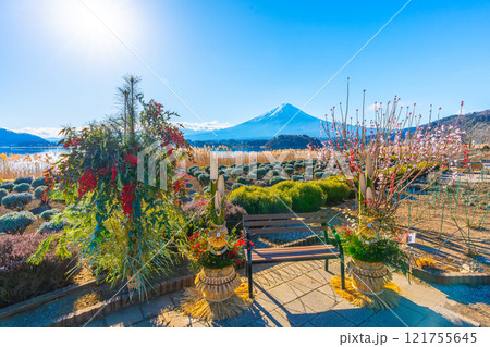 富士山と門松 日本のお正月 河口湖 富士山と門松 日本のお正月 河口湖 121755645