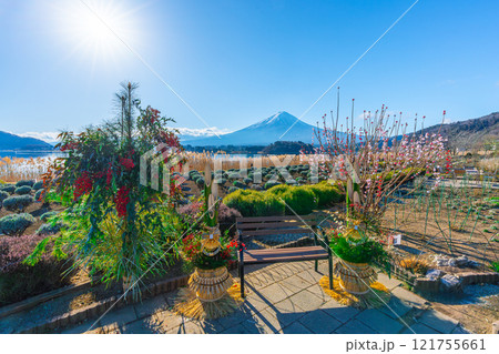 富士山と門松 日本のお正月 河口湖 富士山と門松 日本のお正月 河口湖 121755661