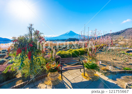 富士山と門松　日本のお正月　河口湖 121755667