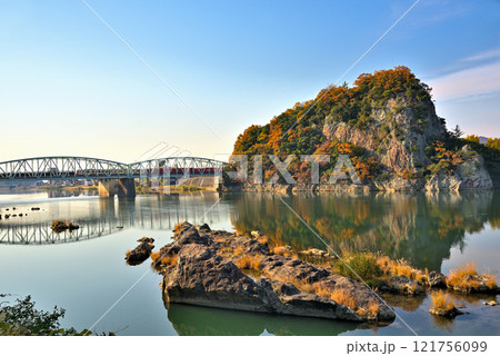 《愛知県》秋の犬山市木曽川の風景　犬山橋を渡る名鉄電車 121756099