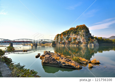 《愛知県》秋の犬山市木曽川の風景 犬山橋を渡る名鉄電車 《愛知県》秋の犬山市木曽川の風景 犬山橋を渡る名鉄電車 121756100