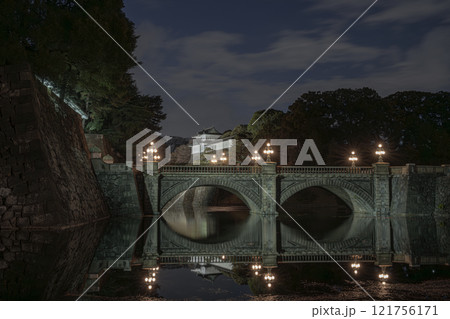 皇居二重橋ライトアップ 121756171