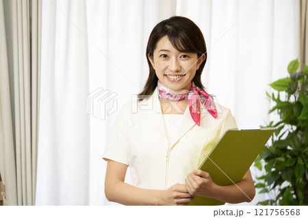 ファイルを持って微笑むエステティシャン ファイルを持って微笑むエステティシャン 121756568