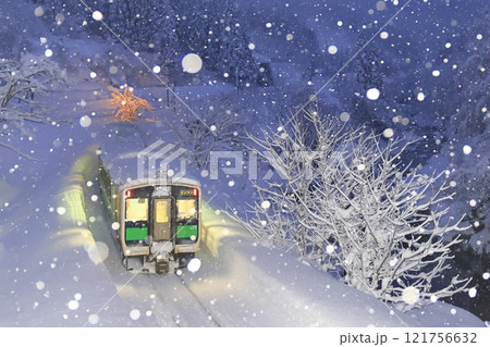 雪降る只見線(走り去る列車を後方から撮影) 雪降る只見線(走り去る列車を後方から撮影) 121756632