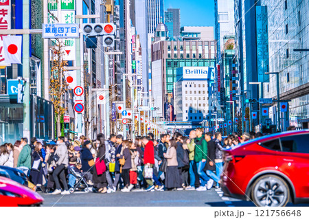 日本の東京都市景観 コロ5年発表から…年の瀬、ホコ天は無いが、外国人観光客や高齢者で賑わう。希望の光 日本の東京都市景観 コロ5年発表から…年の瀬、ホコ天は無いが、外国人観光客や高齢者で賑わう。希望の光 121756648