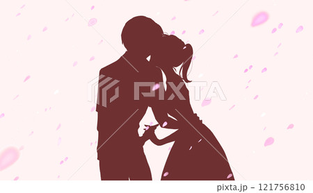 向かい合って手を繋ぐ幸せな男女　花吹雪 121756810