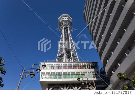 大阪の新世界中心部に建つ展望塔「通天閣」（2024年12月撮影） 121757017