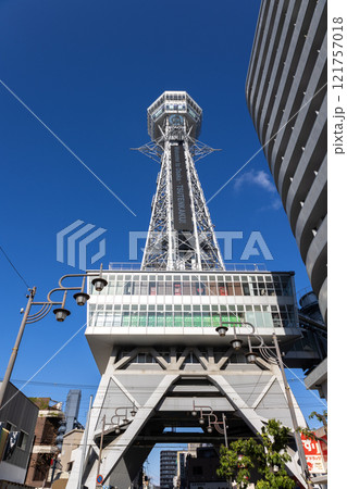 大阪の新世界中心部に建つ展望塔「通天閣」（2024年12月撮影） 121757018