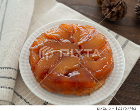 切り分けたタルトタタン 121757462