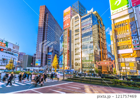 日本の東京都市景観 コロ5年公表から。窓に反射する太陽光…歌舞伎町などを望む。新時代へ、希望の光… 121757469