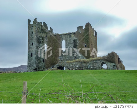Ballycarberry Castle near Cahersiveen, County Kerry, Ireland. 121757478