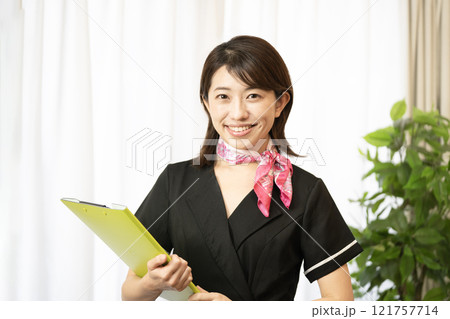 ファイルを持って微笑むエステティシャン 121757714