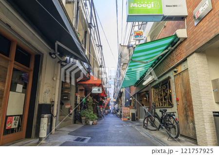 大阪難波　ウラなんばの飲食店街 (大阪府大阪市中央区) 121757925