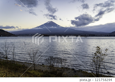 夕暮れの山中湖から見る富士山 121758294