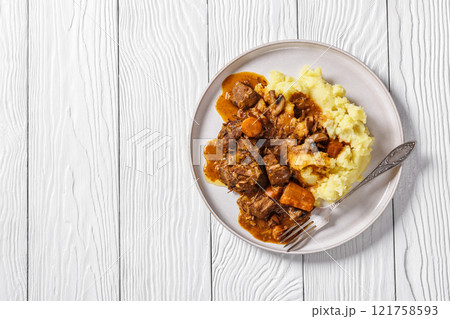 tender red wine braised beef with mashed potato 121758593