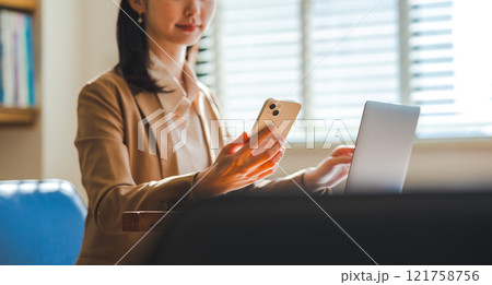 室内で撮影された女性ポートレート 121758756