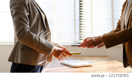 デジタルで何かを交換するシーン 121758763