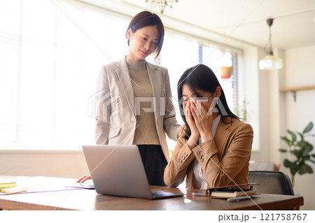 室内で撮影された女性ポートレート 121758767
