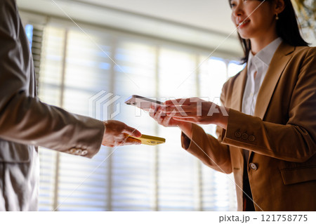 デジタルで何かを交換するシーン 121758775