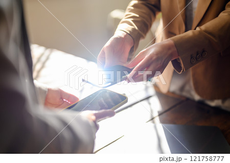 デジタルで何かを交換するシーン 121758777