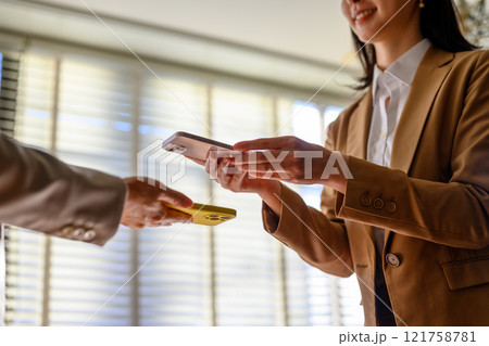 デジタルで何かを交換するシーン 121758781