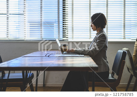 室内で撮影された女性ポートレート 121758785