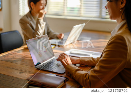 室内で撮影された女性ポートレート 121758792