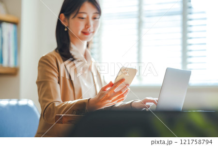 室内で撮影された女性ポートレート 室内で撮影された女性ポートレート 121758794